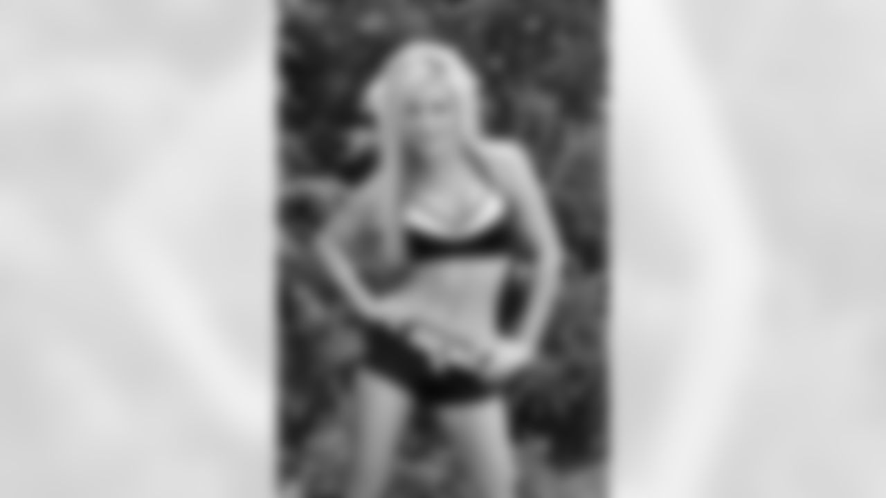 Shauna K. // 2011 Atlanta Falcons Cheerleaders Studio Shots // 2011 // Atlanta -