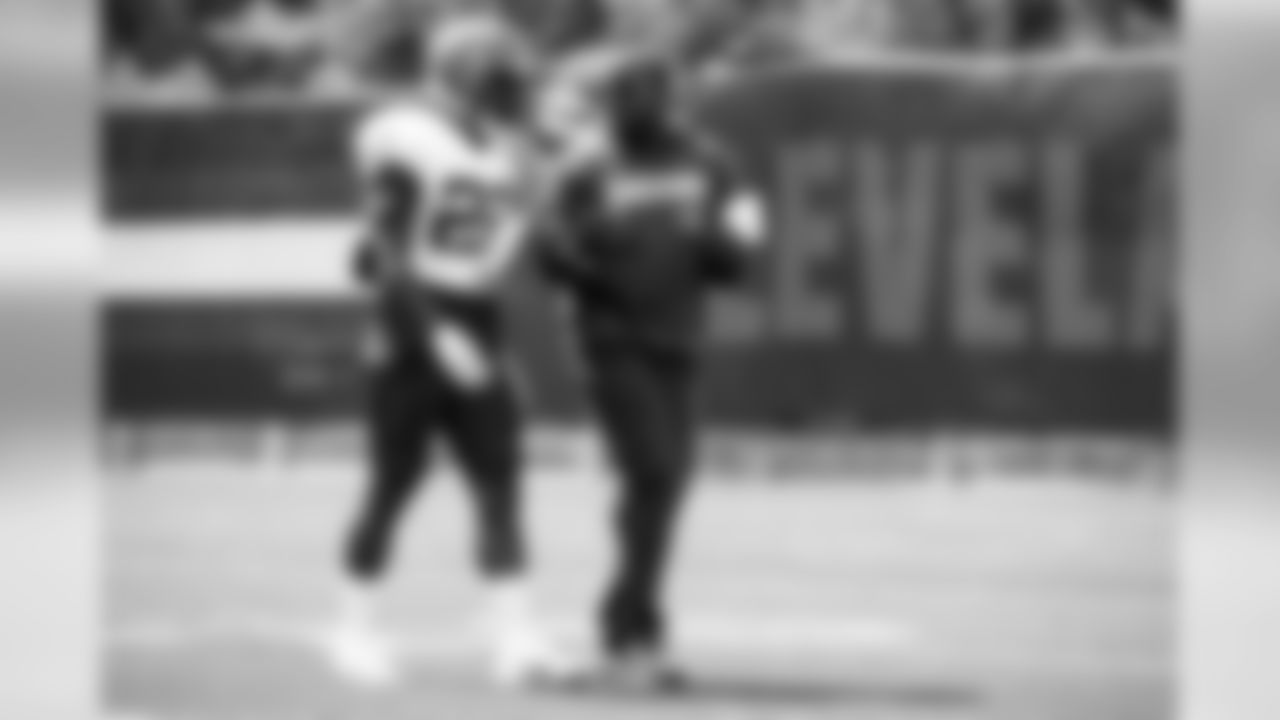 Sicurezza Eric Murray (22) e Joe Whitt durante Cleveland Browns pratica a settembre 4, 2019