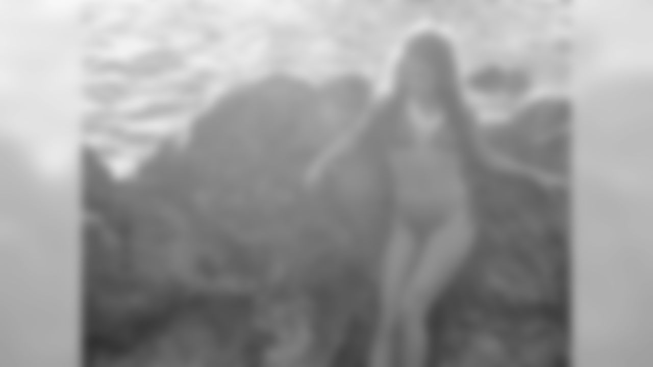 Lindsay M. // 2011 Atlanta Falcons Cheerleaders Swimsuit Calendar Photo Shoot // 2011 // Bermuda -