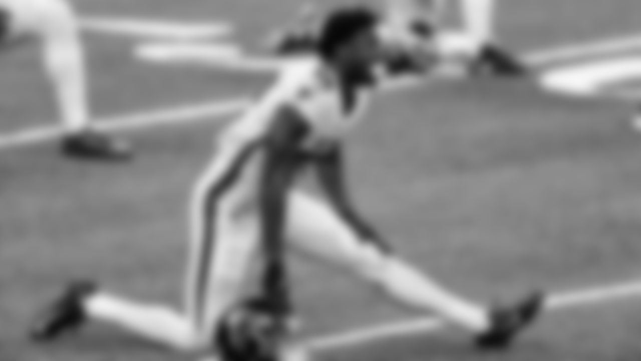 Atlanta Falcons wide receiver Calvin Ridley #18 warms up before the game against the New Orleans Saints on November 22, 2020.