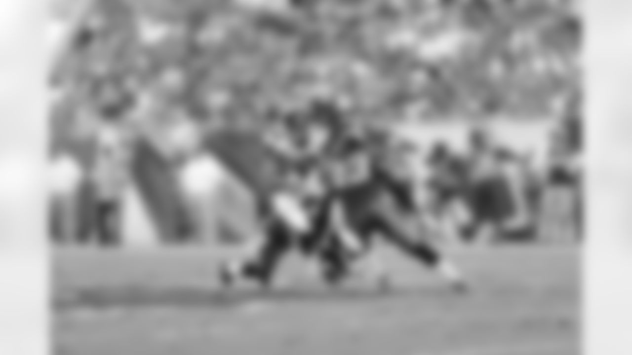 TE Tony Gonzalez avoids getting tackles and looks to run past Buccaneers S Mark Barron