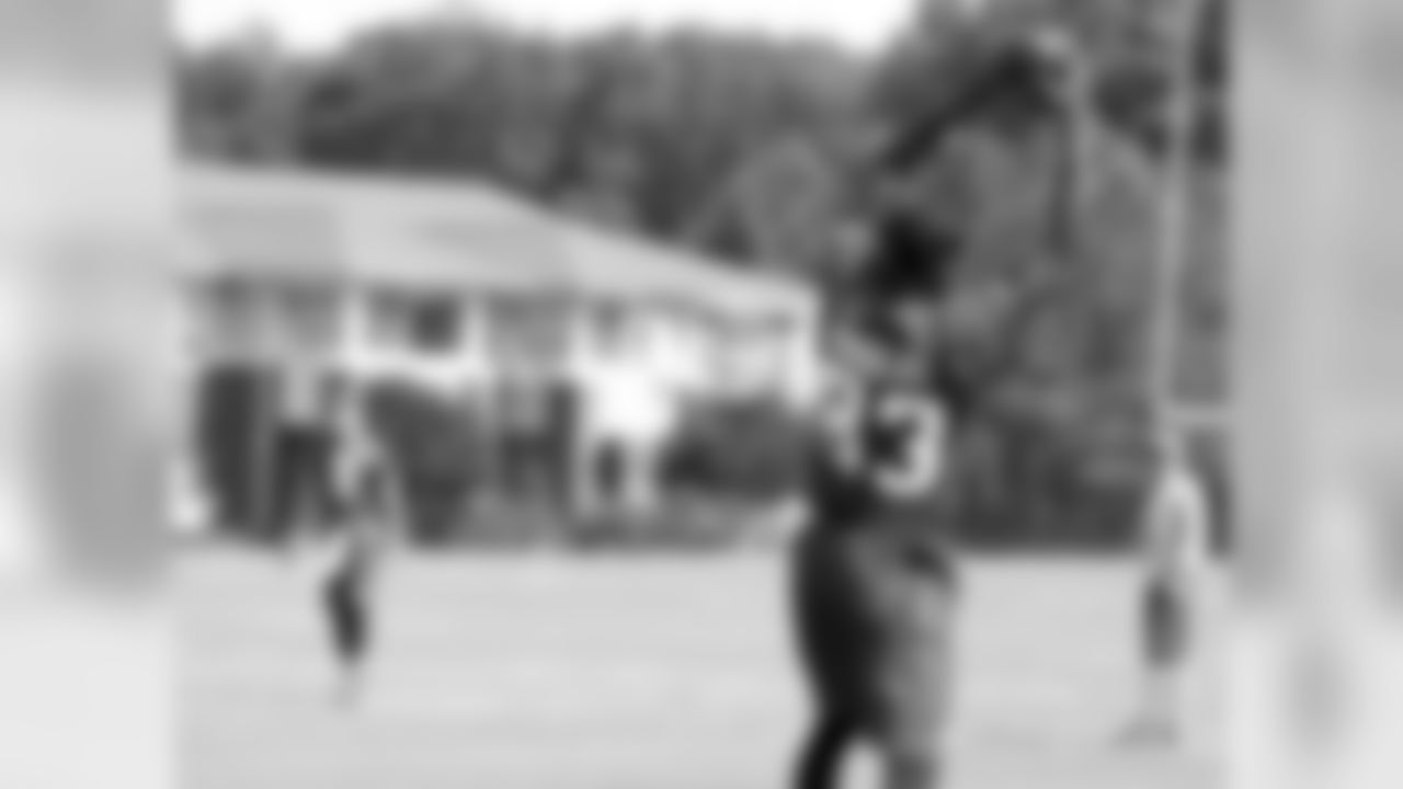 WR Harry Douglas makes a catch while warming up with QB Matt Ryan