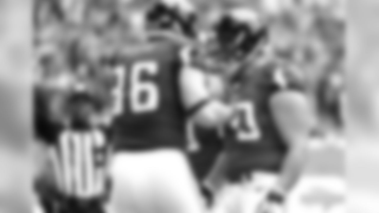 TE Bear Pascoe celebrates his touchdown with T Jake Matthews