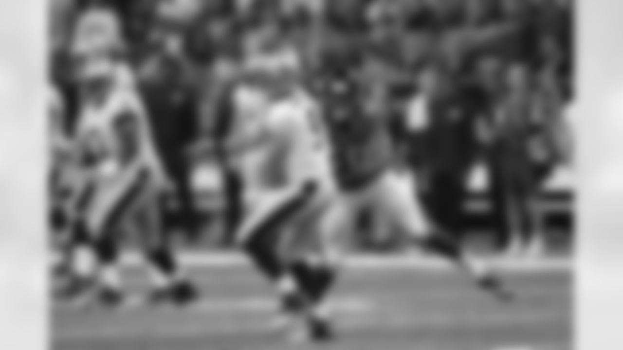 DE Osi Umenyiora putting pressure on Saints QB Drew Brees