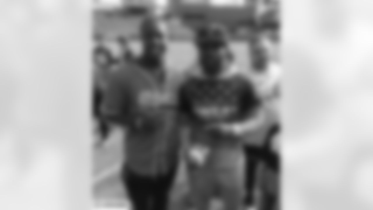 LB Foye Oluokun: "I used to run around at recess with the ball pretending to be Mike Vick... what a dream to meet the man who made me love football"