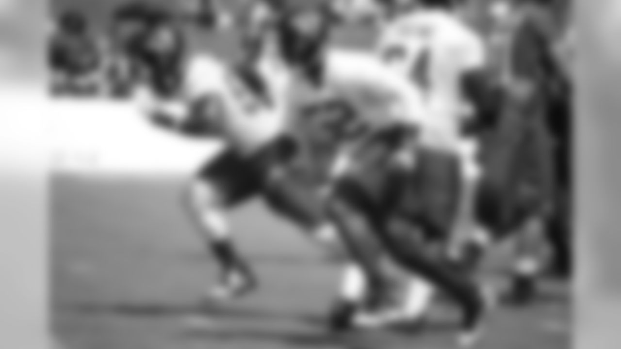 LB Tim Dobbins