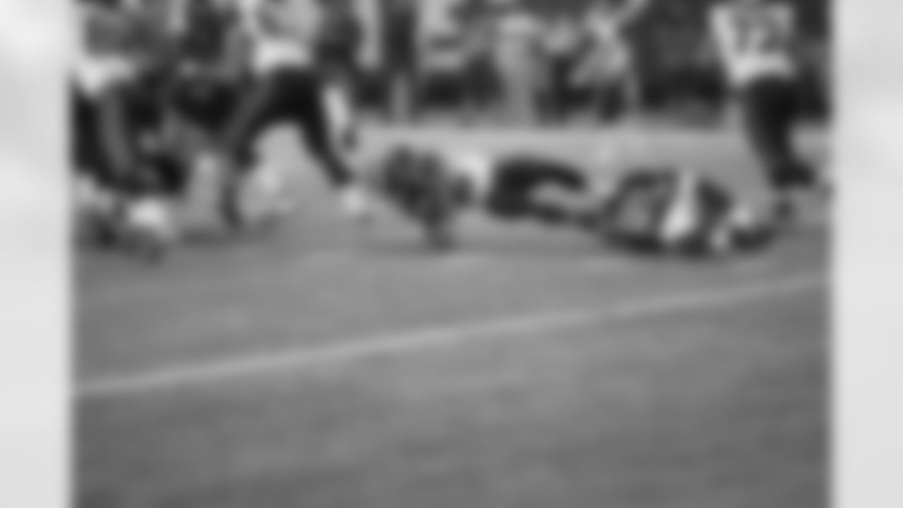 LB Joplo Bartu making a tackle