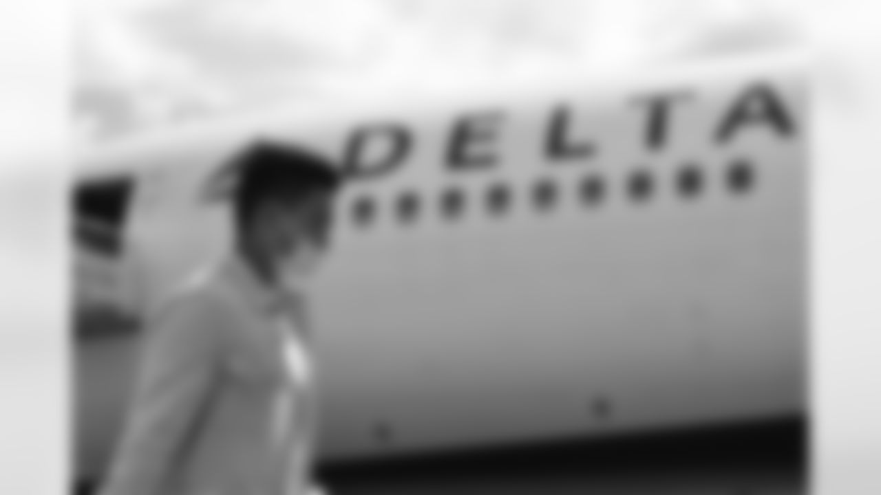 Atlanta Falcons kicker Younghoe Koo #7 arrives to travel at Hartsfield-Jackson International Airport in Atlanta, Georgia, on Saturday September 25, 2021. (Photo by Brandon Magnus/Atlanta Falcons)