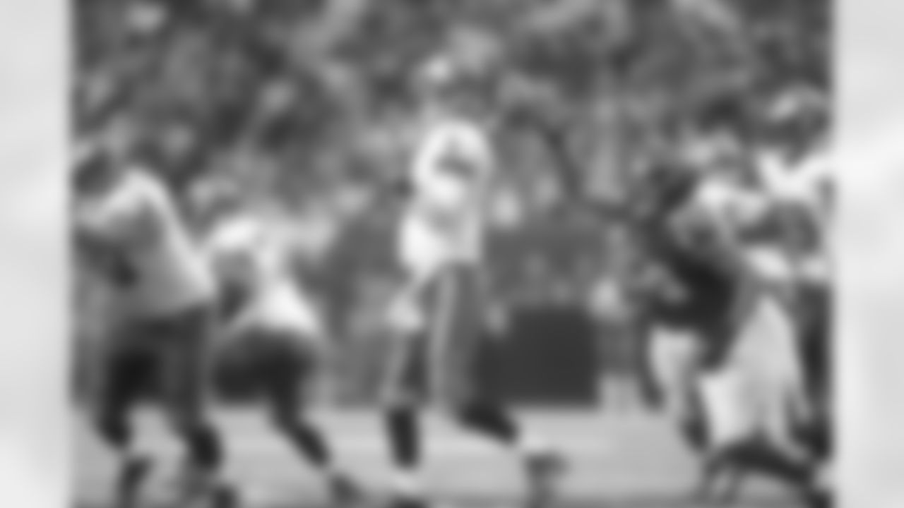 DE Osi Umenyiora has his eyes on the prize as Buccaneers QB Mike Glennon prepares to pass