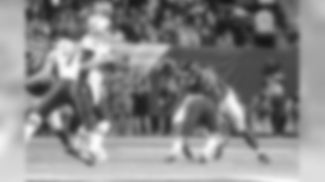 LB Akeem Dent works to shed a cut block