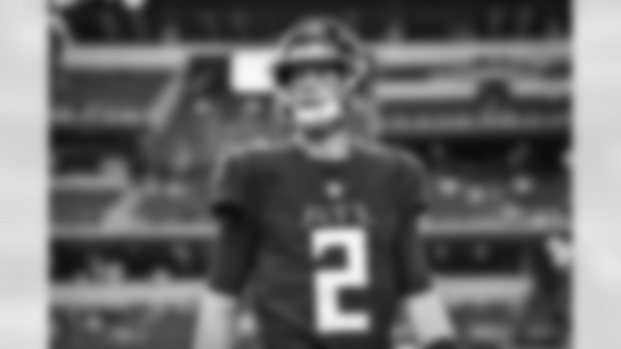 Atlanta Falcons quarterback Matt Ryan #2 warms up prior to a game against the Dallas Cowboys at AT&T Stadium in Arlington, Texas on Sunday, November 14, 2021. (Photo by Brandon Magnus/Atlanta Falcons)