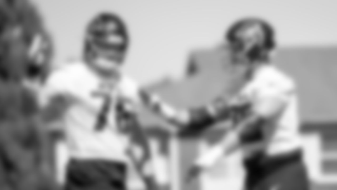 Atlanta Falcons offensive tackle Kaleb McGary #76 works with offensive tackle Jake Matthews #70 during practice at IBM Performance Field. (Photo by Kara Durrette/Atlanta Falcons)