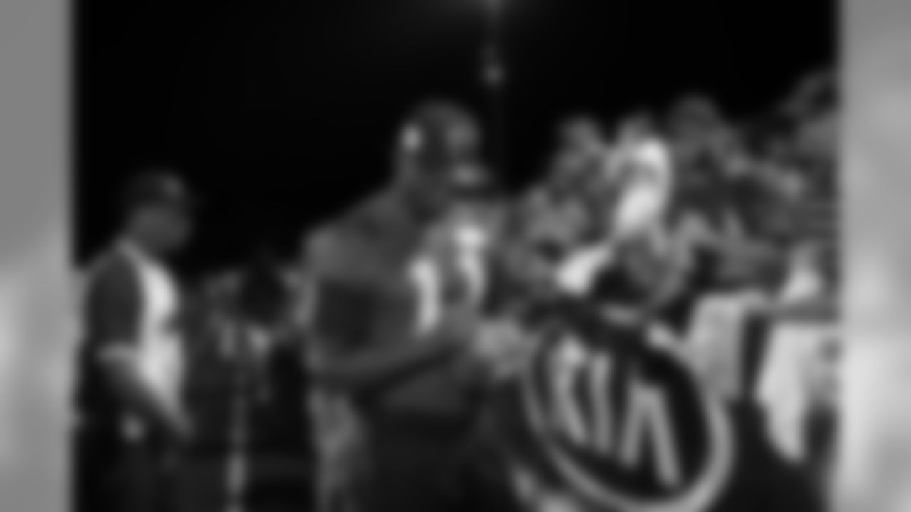 WR Julio Jones signs autographs for fans