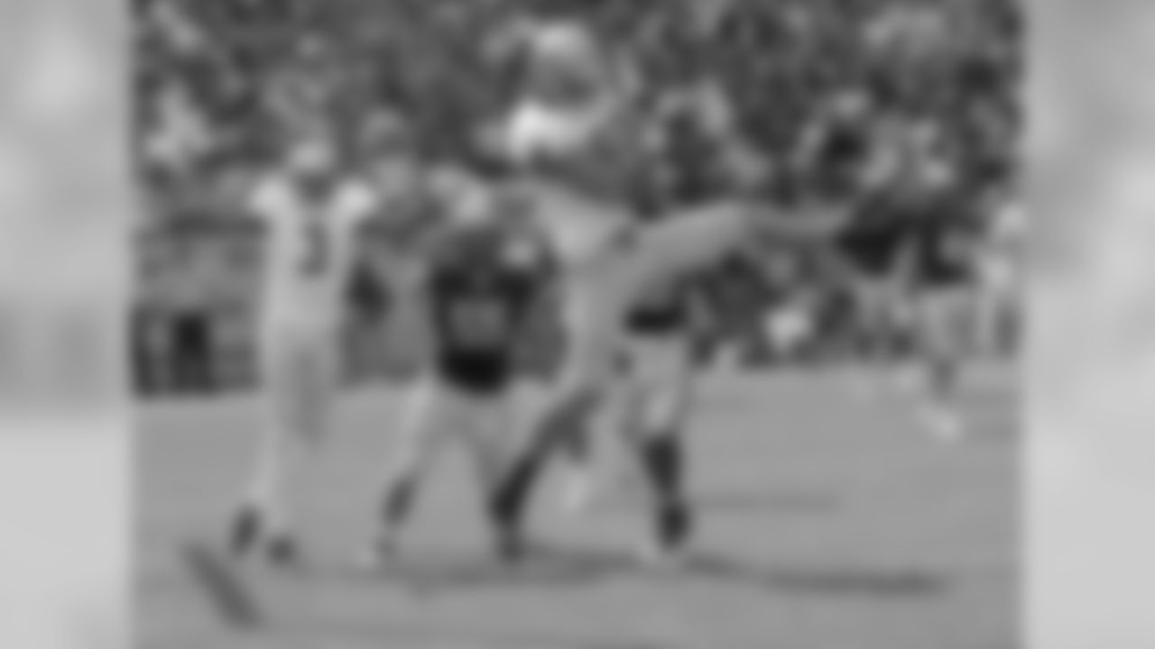 As a redshirt junior at Notre Dame in 2012, Eifert won the Mackey Award as the nation's top tight end while catching 50 passes for 685 yards and four touchdowns.
