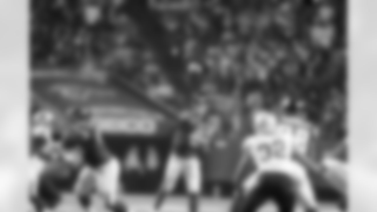 QB Matt Ryan passes the ball to TE Tony Gonzalez