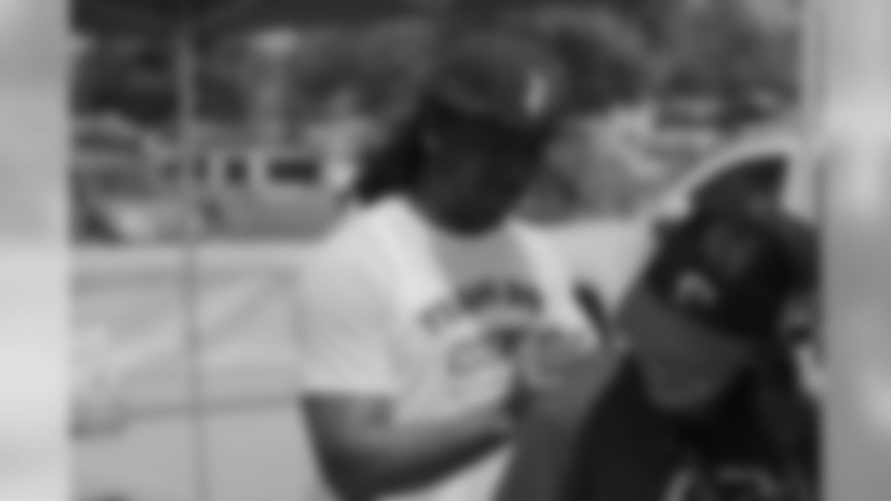CB Terrance Johnson takes time for an autograph
