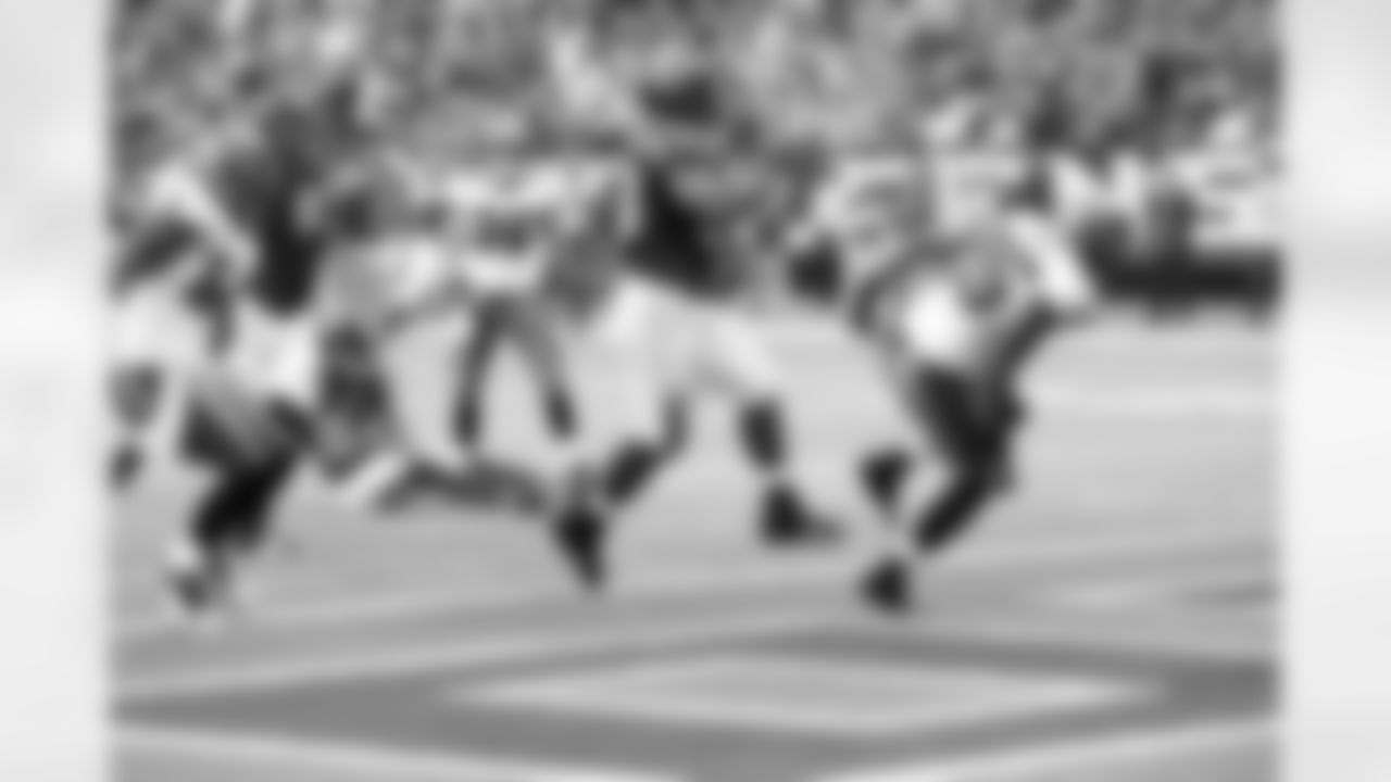 Michael Turner scores his second touchdown of the game // Falcons vs Buccaneers // 11/7/10 - Georgia Dome