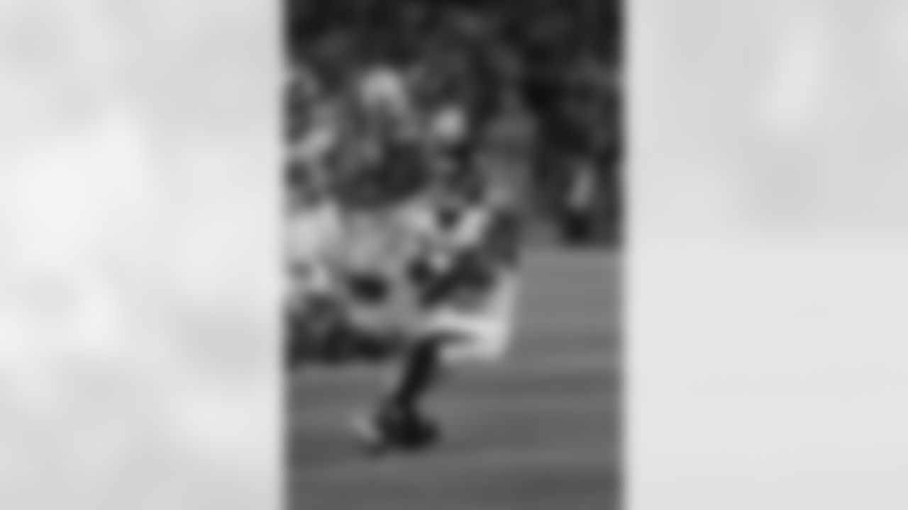 WR Harry Douglas makes a catch and protects the ball