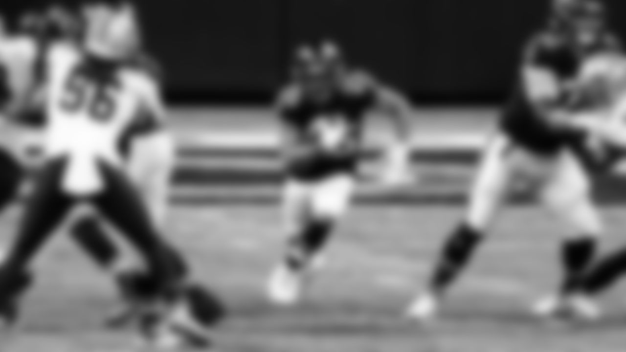 Atlanta Falcons running back Ito Smith #25 in action during the fourth quarter against the New Orleans Saints on December 6, 2020.