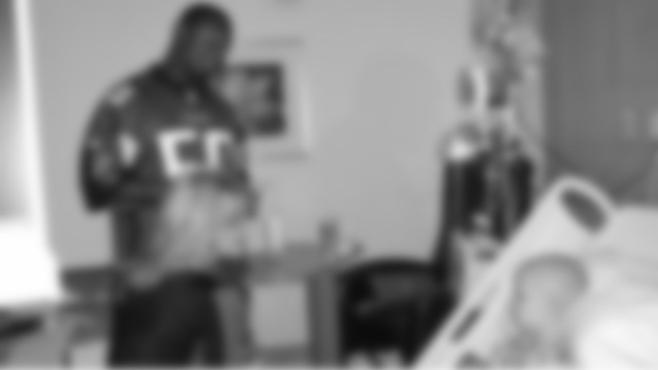Curtis Lofton, Kroy Biermann and several Atlanta Falcons Cheerleaders visit