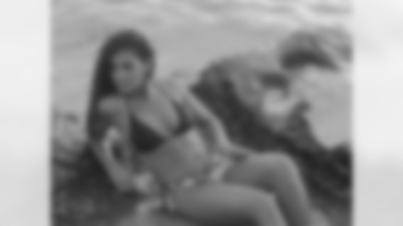 Erin P. // 2011 Atlanta Falcons Cheerleaders Swimsuit Calendar Photo Shoot // 2011 // Bermuda -