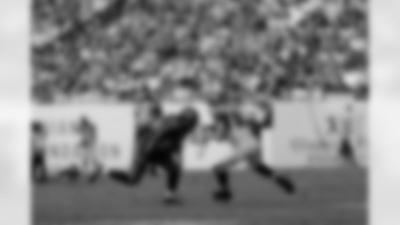 TE Tony Gonzalez with the ball in the second half