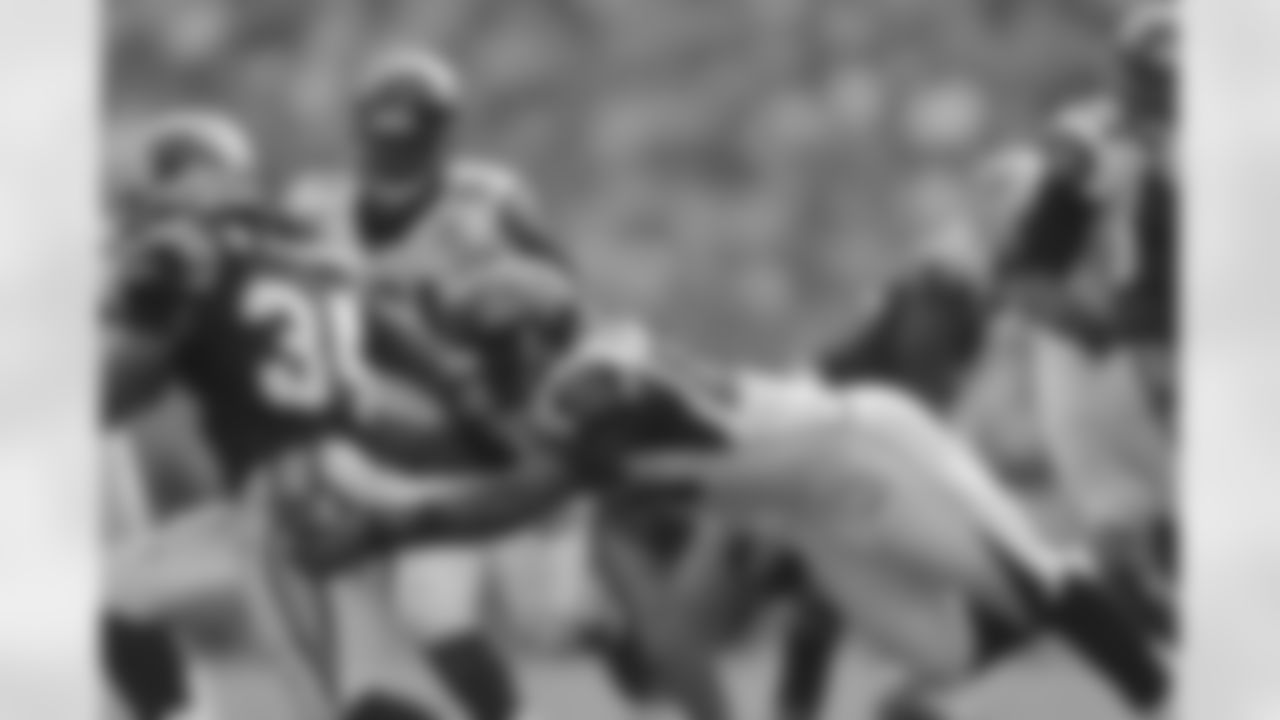 LB Sean Weatherspoon dives to make the stop in the backfield