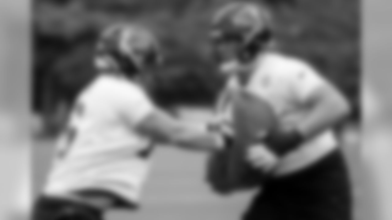 Atlanta Falcons offensive tackle Kaleb McGary #76 works with offensive guard John Wetzel #75 during practice. (Photo by Kara Durrette/Atlanta Falcons).
