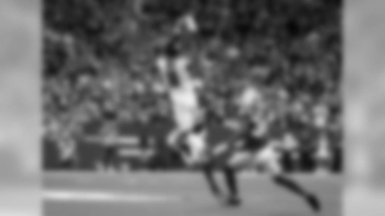 Atlanta Falcons wide receiver Julio Jones #11 makes a heaping catch during the game against the Indianapolis Colts at Lucas Oil Stadium in Indianapolis, Indiana, on Sunday September 22, 2019. (Photo by Lauren Bacho/Atlanta Falcons)