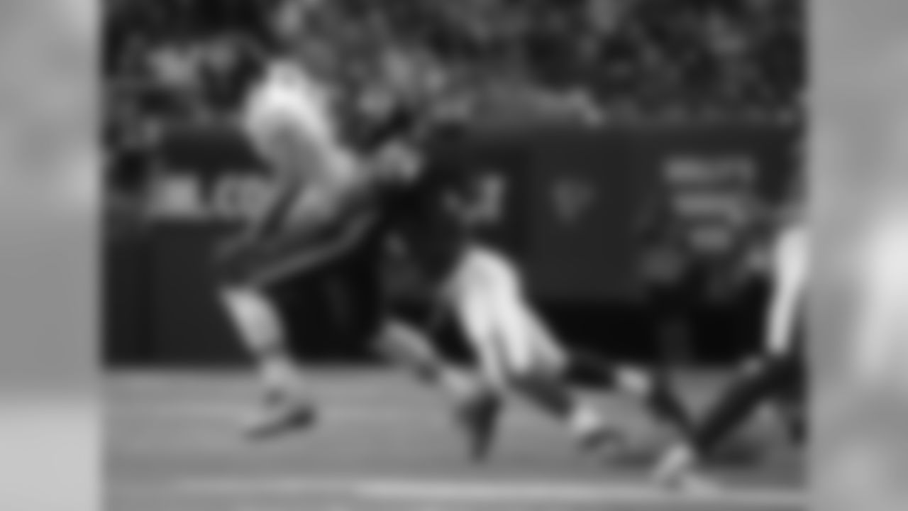 S Dezmen Southward tackles Bears TE Martellus Bennett