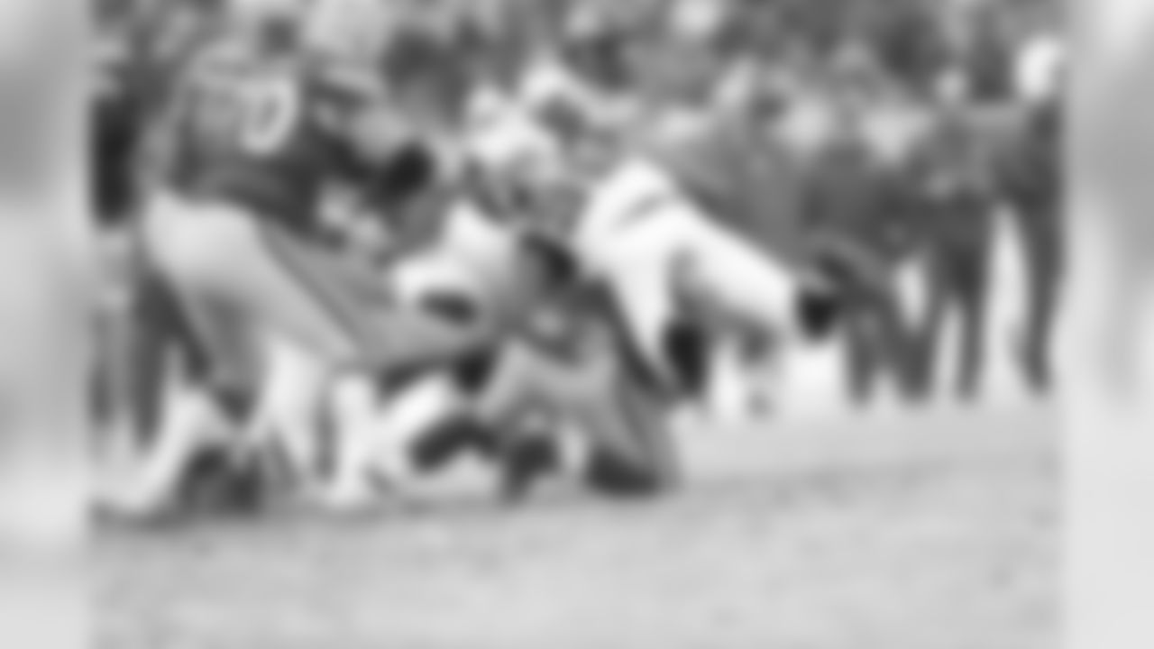 DE Jonathan Massaquoi takes down Packers QB Matt Flynn