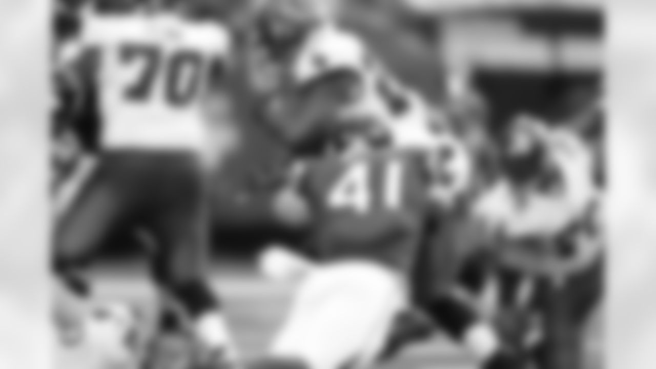 S Zeke Motta makes a play