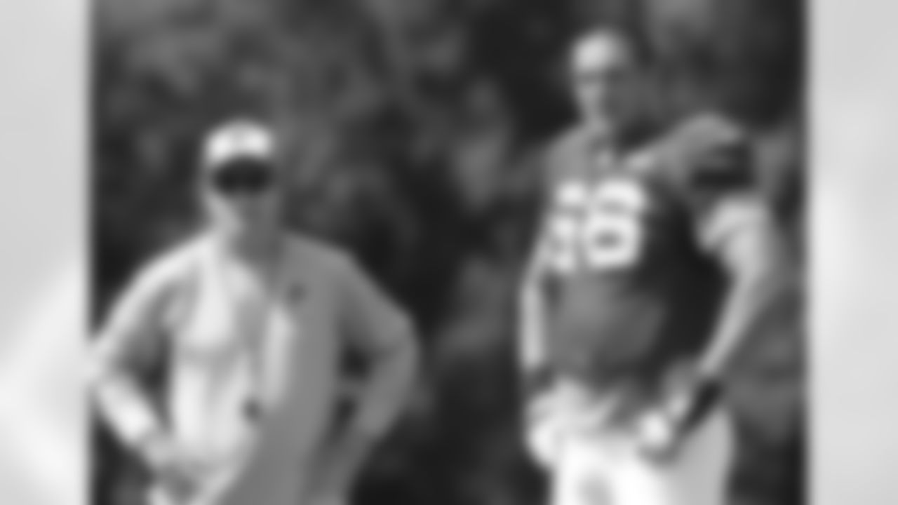 Offensive line coach Pat Hill with G Peter Konz
