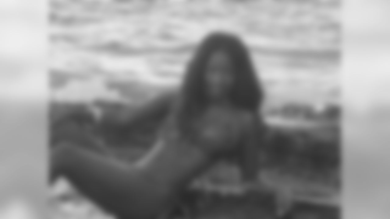 Shamea M. // 2011 Atlanta Falcons Cheerleaders Swimsuit Calendar Photo Shoot // 2011 // Bermuda -