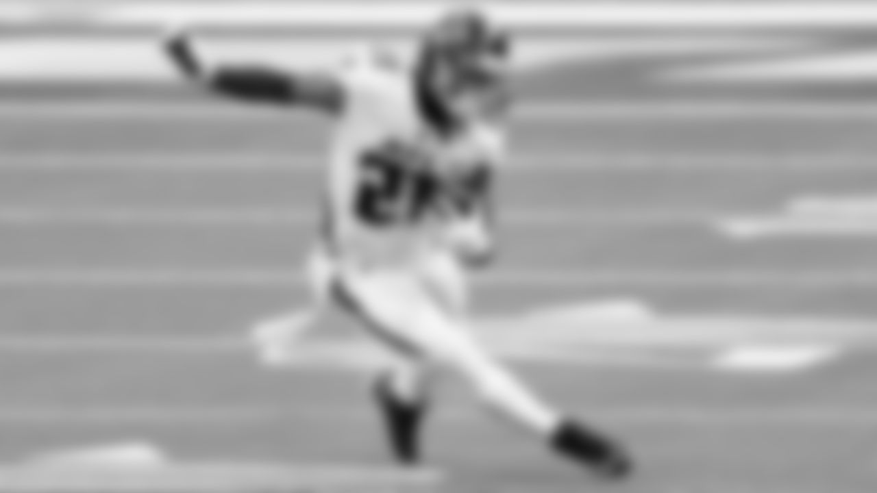 Atlanta Falcons running back Todd Gurley #21 in action during the first quarter against the Los Angeles Chargers on December 13, 2020.