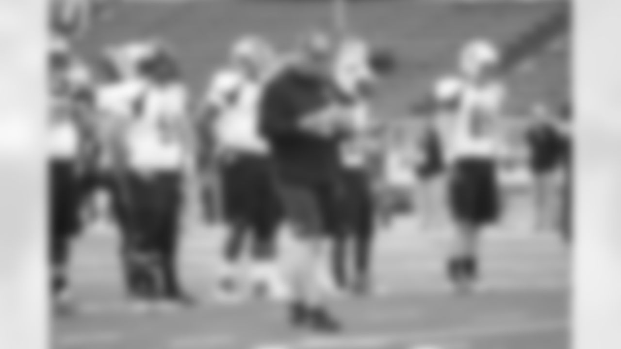 New offensive line coach Mike Tice instructs a drill.