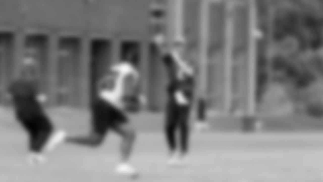 Atlanta Falcons quarterback Matt Ryan #2 passes to running back Mike Davis #28 during field work drills in Phase II of the Atlanta Falcons offseason program on May 18, 2021.