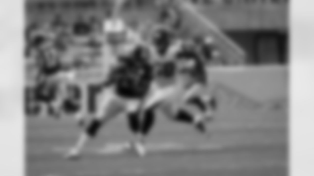 Curtis Lofton nails another tackle // Falcons at Steelers // 9/12/10 - Heinz Field //