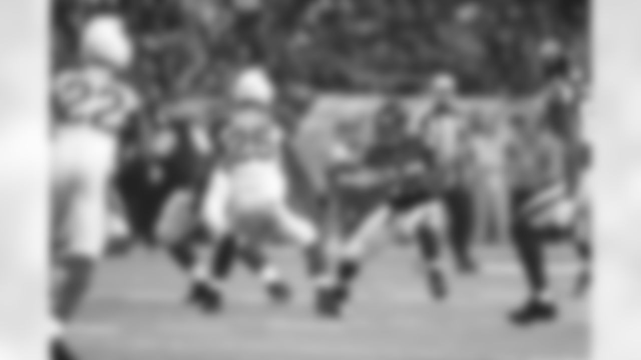 RB Michael Turner receives the handoff in the backfield