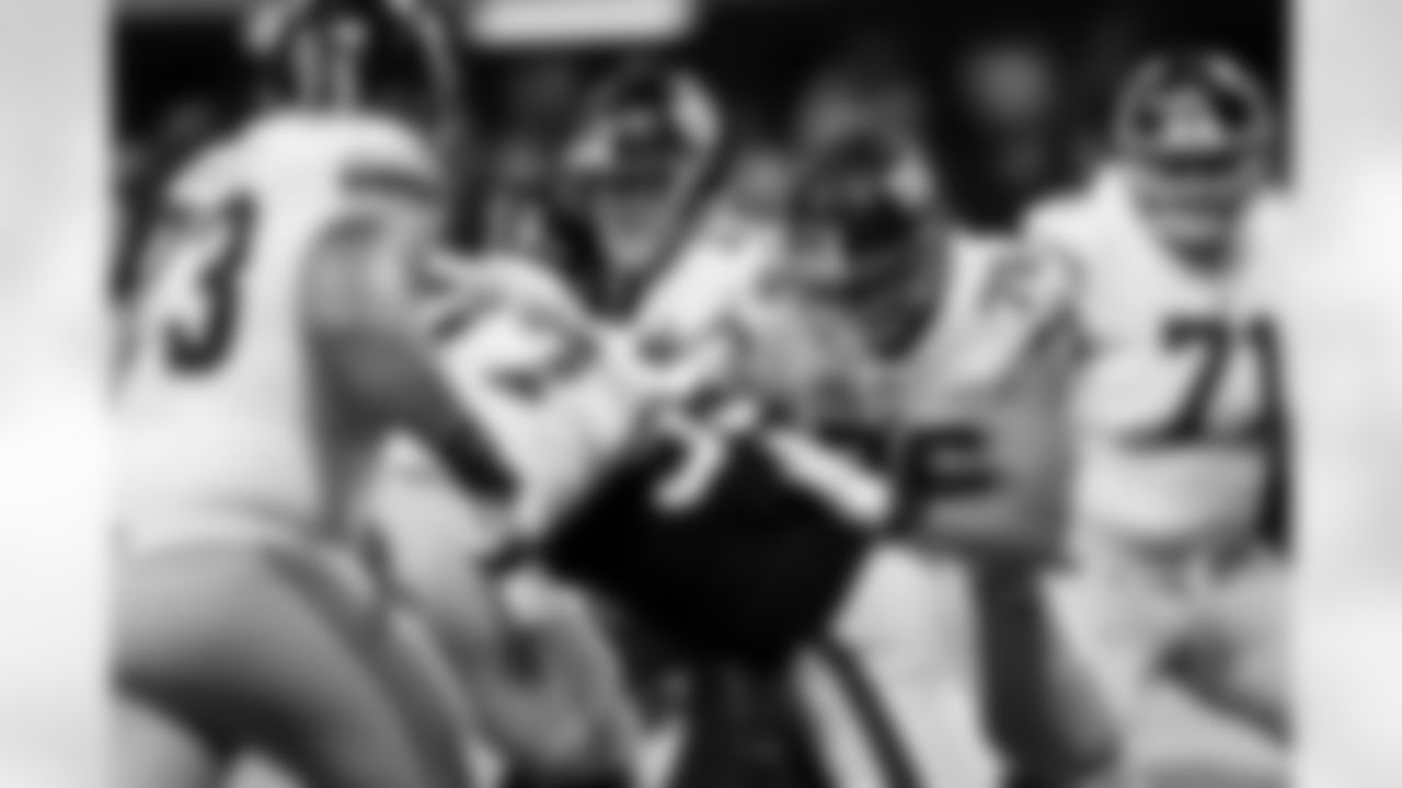 DT Grady Jarrett sacks New York Giants quarterback Eli Manning