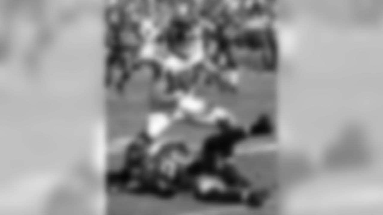 TE Tony Gonzalez shakes a tackle from Tampa Bay CB Ronde Barber