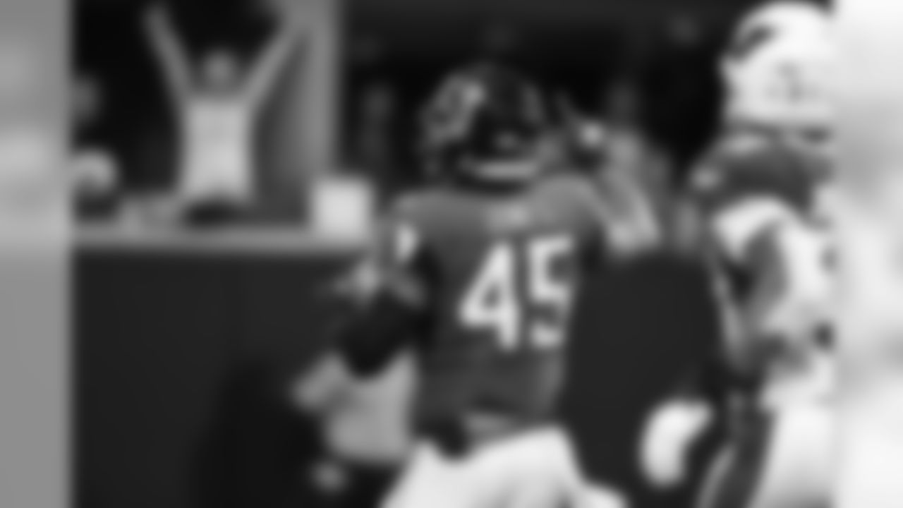 LB Deion Jones