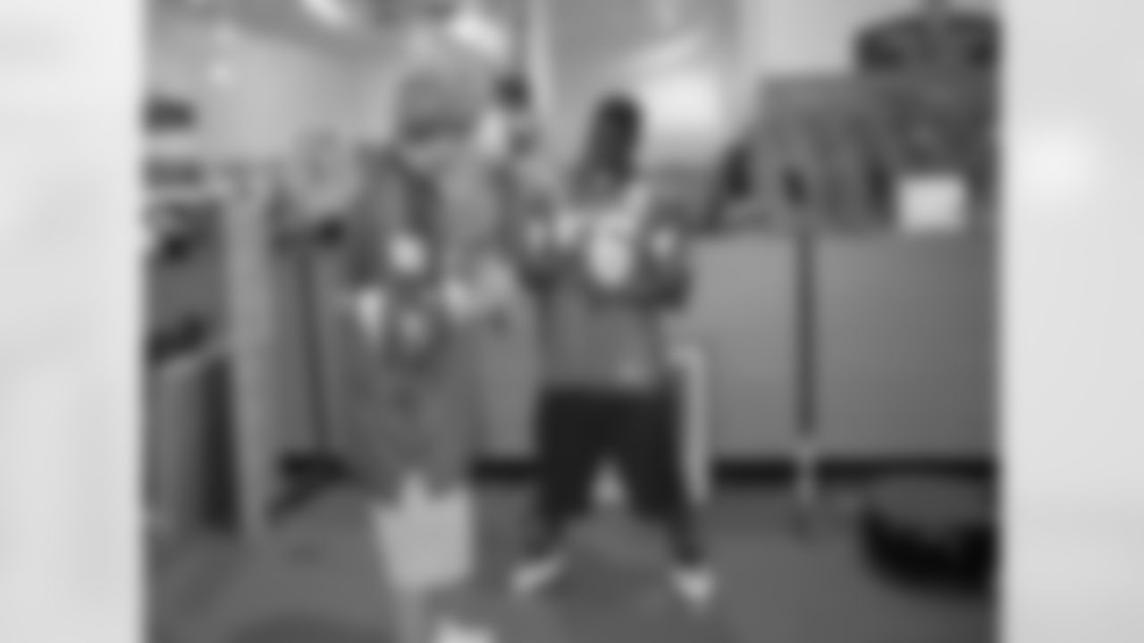 Rookies Sean Weatherspoon and Kerry Meier discuss the finer points of their