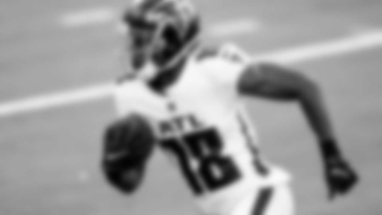 Atlanta Falcons wide receiver Calvin Ridley #18 runs the football during the first half against the Los Angeles Chargers on December 13, 2020.