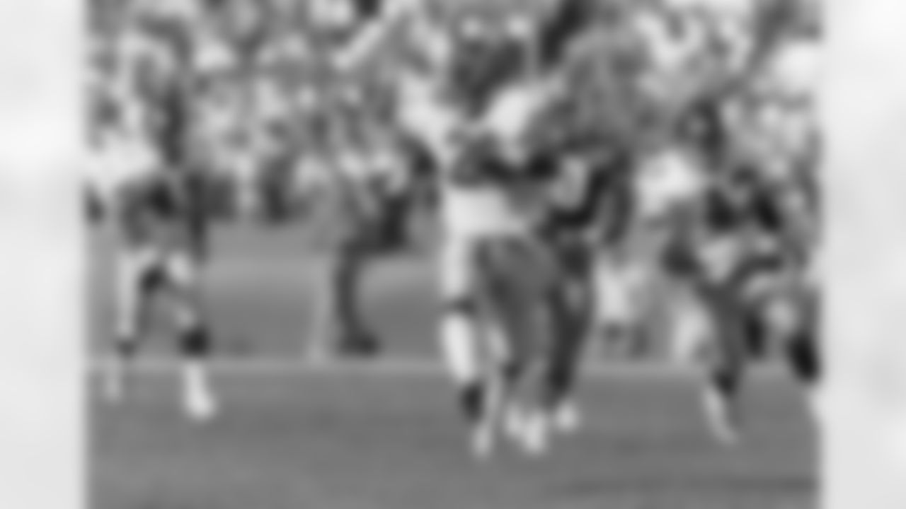 Deion Sanders returns a kickoff 100 yards for a touchown duing a game against the 49ers on October 13, 1991