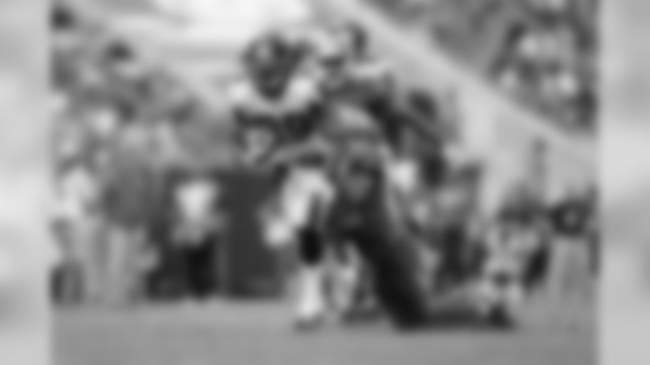 RB Steven Jackson shakes off tackles while running the ball.