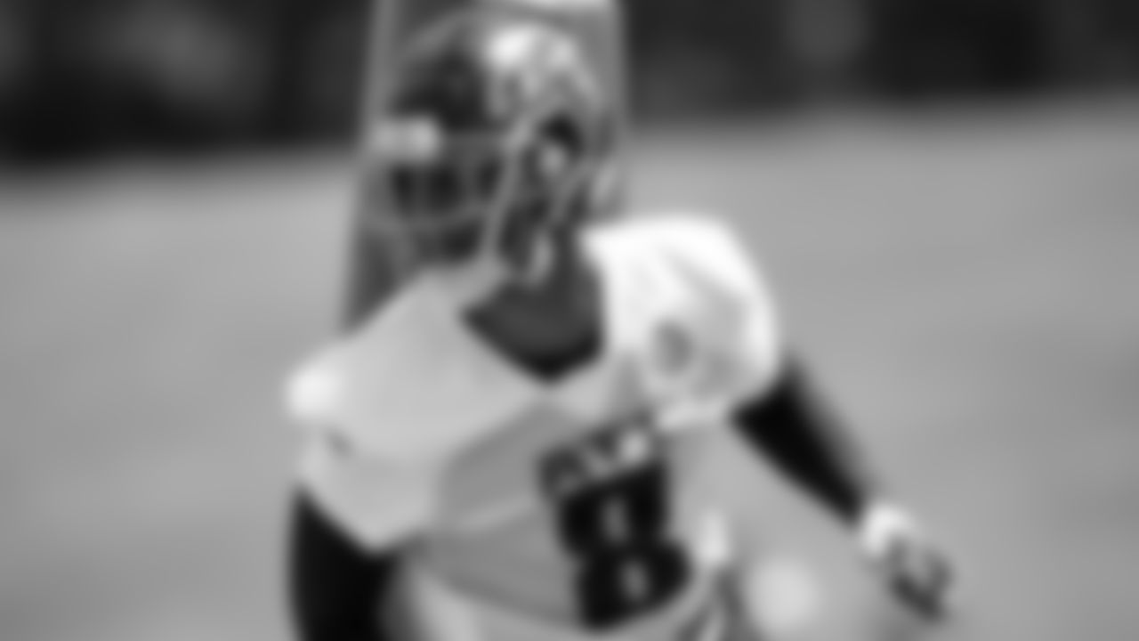 Atlanta Falcons tight end Kyle Pitts #8 in action during the first practice of Atlanta Falcons rookie minicamp on May 14, 2021.