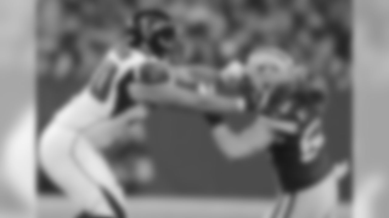 T Jake Matthews blocks his cousin, Packers' Clay Matthews