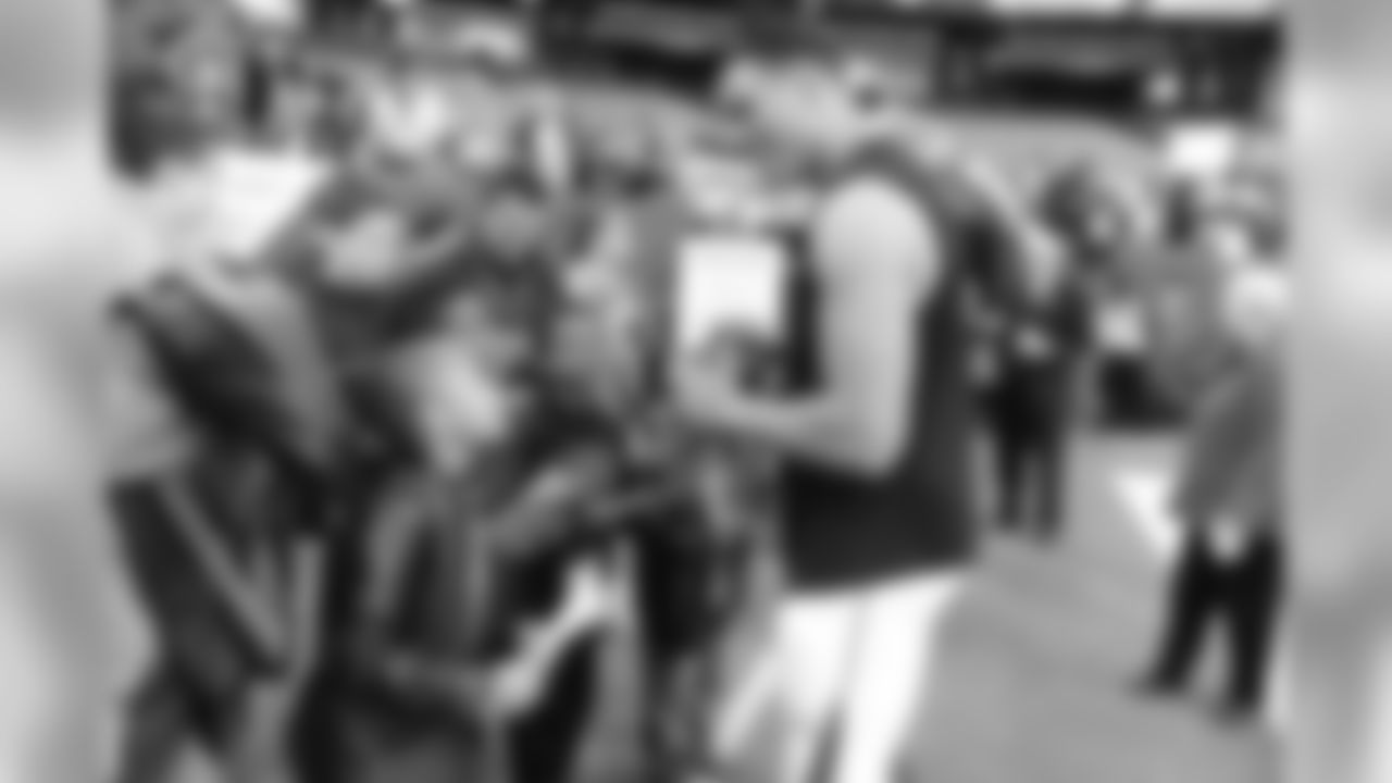 1110_TonyGonzalez_2a