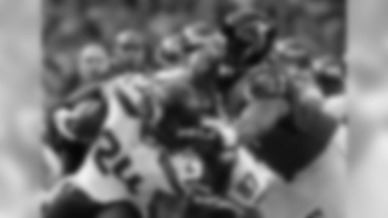 DT Corey Peters reaches out for Seahawks RB Marshawn Lynch